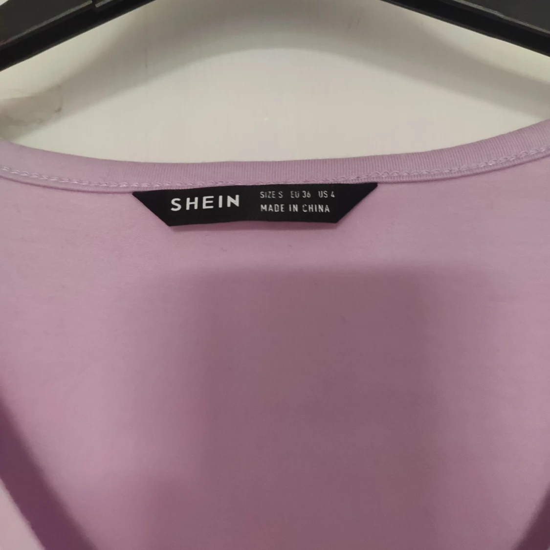 Lila kortärmad crop top med knappar - 91