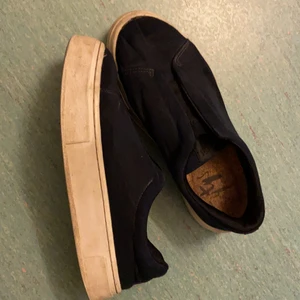 Eytys skor  - Detta är ett par mörkblå slip-on eytys. Cond 7/10. Tyvärr inte kvitto kvar men de är köpta på eytys hemsida! 