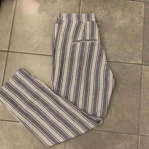Blårandiga linnebyxor - Jag säljer ett par oanvända blårandiga linnebyxor i storlek 38 pga att de är för små till mig. Jättefint skick🤍🤍  priset kan ändras☺️