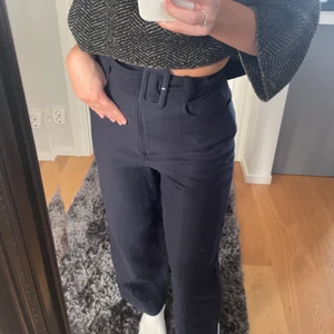 Kostymbyxor - Säljer dessa marinblåa kostymbyxor med tillhörande skärp från sandro i storlek 36. Dom köptes i sandeobutiken för 2000kr. De är i gott skick.⭐️
