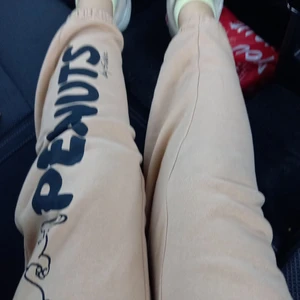 Snobben byxor 134-140 - Använd 1 gång bra kvalite kan bytas mot the body grejer ordinarie pris 250kr men säljer för 200kr ink eller byte vid intresse hör av dig till 0702673925