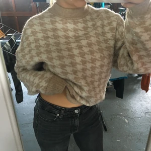 Beige/vit stickad tröja - Beige/vit skön stickad tröja🥰