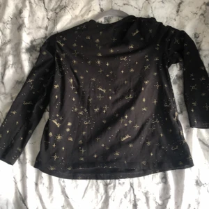 Svart och guld - Det här är ett svart och gudt tröja för barn