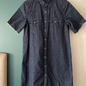 Trendig jeansklänning från R essentiel🌿  - Trendig jeansklänning från R essentiel🌿  •Storlek 38. Jättefin passform •Är som ny, hittar ingenting att anmärka på. Använd 2 gånger och tvättade efter det. 🌿Pris: 70 kr 🚫Djurfritt och rökfritt hem 📍Kan mötes upp i Mölnlycke  📬Kan skickas mot fraktkostnad (66 kr) Finns på fler sidor. Först till kvarn. Brist på plats, vill sälja så fort som möjligt.