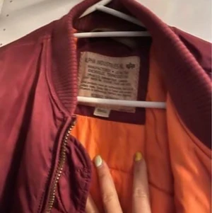 VINRÖD ALPHA INDUSTRIES JACKA  - Super skick, finns i Uppsala men kan skickas, storlek S 