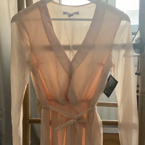 Ny topp Nelly. Storlek 34 - En ny topp från Nelly i storlek 34. Knyt i midjan.