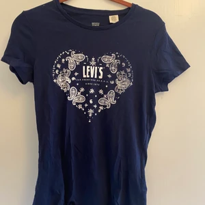 Levi’s t-shirt - Köpt för några år sedan men oanvänd pga för liten.  Ser lite skrynklig ut men tvättar och struxker innan jag postar. Köp alla fyra för 400kr+frakt. Köparen står för frakten. Nypris ca 300kr. Storlek xs men skulle säga att den passar s också
