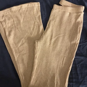 Biega utsvängda byxor  - Biega utsvängda byxor med ribbat tyg