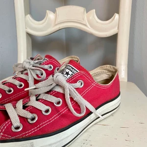 Röda låga converse  - Låga röda converse storlek 37,5 ❣️ 