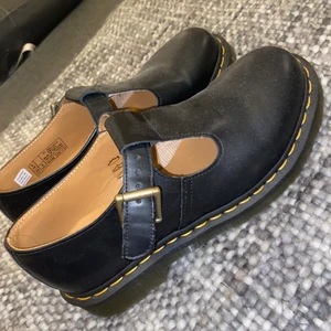 Dr martens Mary Jane  - Använda en gång, tyvärr var dom för stora 🥲 Jättesnygga skor!!! Storlek 39 ❣️ Nypris är 1600kr