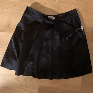 Kjol - Säljer pga att den börjar bli lite för liten. Jättebra skick