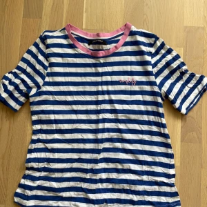 Randig T-shirt  - Randig T-shirt storlek L. Använd ett fåtal gånger.