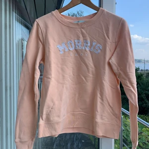 Morris sweatshirt  - Rosa/beige sweatshirt från Morris. Väl använd men ändå i relativt skick. Tre små hål vid början av ena ärmen, knappt synliga. Köparen står för frakt. 