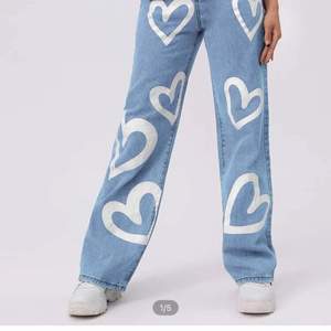 Superfina trendiga jeans med hjärtan på från shein. Säljer pga att dem är för stora. Storlek L, väldigt långa för mig som är 167cm. Säljer för 100kr + frakt. (162kr inkl frakt)