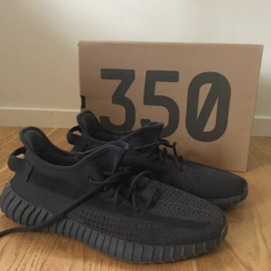 Yeezys 350 v2 cinder  - Säljer yeezys cinder, us 12, bra skick, kom privat för mer bilder och information.