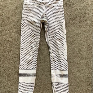 Tränings tights från Aimn. - Storlek XS. Använd ungefär 7 gånger. Jättebra kvalite och väldigt sköna! 175kr+20kr för frakt.