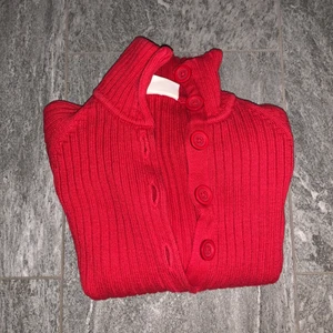 Röd polo i strl S - Jättefin med knappar till, den är också vääldigt skön🥰🥰🥰