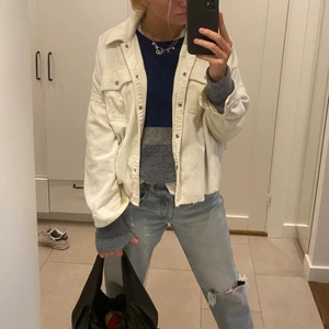 Manchester jacka - Säljer en assnyg Manchester jacka ifrån zara storlek M och sitter oversized på mig som har storlek S i vanliga fall!