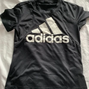 Adidas t-shirt  - Adidas t-Shirt i bra sick.