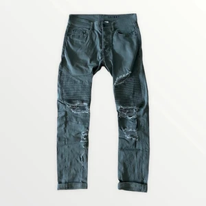 Skinny ripped jeans - Ganska så stretch så passar upp till 31/32. Färgen är khaki grön. Inte jätteanvända, i fint skick. Mått: Midja 38 cm Längd 93 cm Innerbenslängd 68 cm Byxgren 25 cm Lår 21 cm Ankel 15 cm 