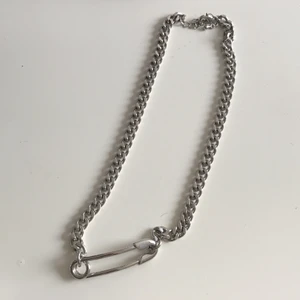 Halsband - Snyggt trendigt silverhalsband köpt i Japan! Tyvärr inte min stil längre och kommer därför inte till användning. Bra kvalité! Köparen står för frakt💕 Priset kan diskuteras 