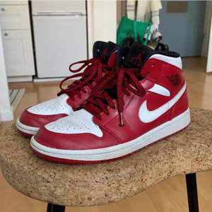 Air Jordan 1 Mid från Nike i storlek 41. Jag har storlek 40 och de passar på mig. Köpte dom på FB marketplace för två år sedan. Så jag skulle säga att de är i använt/mycket använt skick. Bild 2 och 3 visar att det är lite vitt på ena hälen, limmet har släppt en aning på båda framtill och ett skosnöre har tappat sin plast. Om man vill går detta att fixa hos skomakare tänker jag, men därav det låga priset. 😊 förre budgivare ville ej köpa så jag lägger ut dem igen.