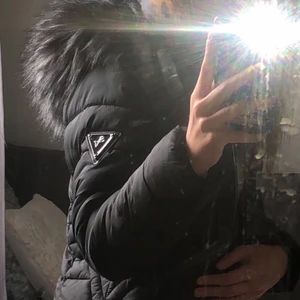 Polo Club - ( Kom privat för fler bilder ) säljer min vinterjacka för jag har köpt en ny, den är i väldigt bra skick och inga skador, jackan slutar vid mitten av låret på mig och jag är 1,60 cm.  original priset är 4 110 kr tror jag, men ni får buda. 
