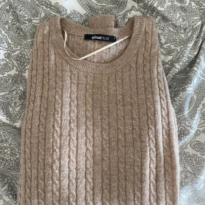 Stickad tröja  - Säljer denna stickade tröja, använd endast 1 gång & är som ny. Storlek S. Köparen står för frakt 💞