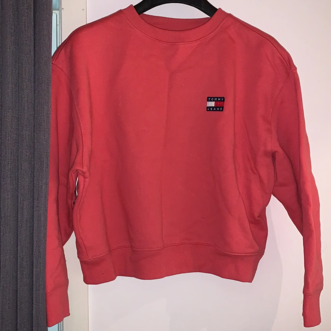 Rosa hilfiger tröja i strl xs😍