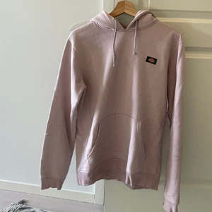 dickies  - säljer min fina rosa tröja. sparsamt använd. 