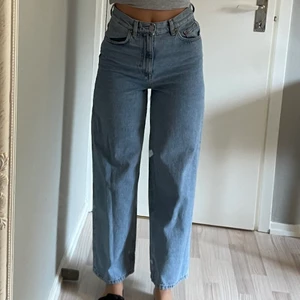 & other stories jeans - Blåa jeans från & other stories. Otroligt fint skick. Använt fåtal gånger. Vuxit ur dom därför jag säljer de. 
