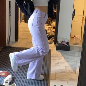 Lila byxor - Vida lila byxor från junkyard i storlek 24, säljer pågrund av att de är för små💕