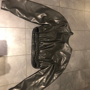 Skinnmagtröja - Magtröja i skinn, aldrig använd då den inte satt så bra på mig!