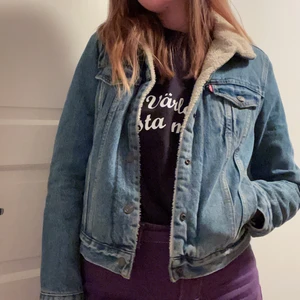 Levi’s jacka - perfekt jacka nu till hösten som är använd bara ett par gånger! Säljer då den är lite liten på mig, så vill hoppas att den kommer passa perfekt på någon annan🥲🥰 Hör av er om ni har frågor eller vill ha fler bilder🌟