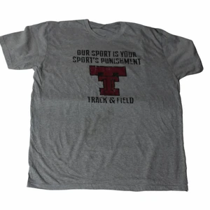 We Are Tuttle - Vintage T-shirt - En sjukt cool och väldigt äkta vintage t-shirt som har ett fint rött tryck och svarta bokstäver. Är i en ljusgrå färg som aldrig går fel! Har thriftats för väldigt länge sedan och inte använts efter det.