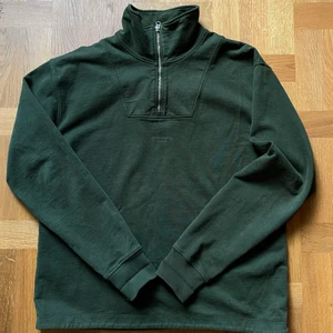 Acne Studios half-zip sweatshirt - Köpte denna 2019 på Acne Studios, Norrmalm, men har varit dålig på att använda den. Den är i mycket bra skick. Har som sagt inte använt den särskilt mycket. 