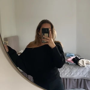 Off-shoulder tröja  - Svart mysig och söt off shoulder tröja på ena axeln