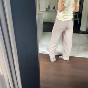 Beiga byxor  - Beiga supersköna och fina byxor, storlek S men har resornad i midjan så funkar för de som har XS med 