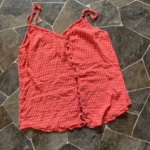 Toppar/shorts - Här har vi tre plagg för väldigt billigt pris! T-shirten är mycket mer grön i verkligheten! Allt sitter som S❤️