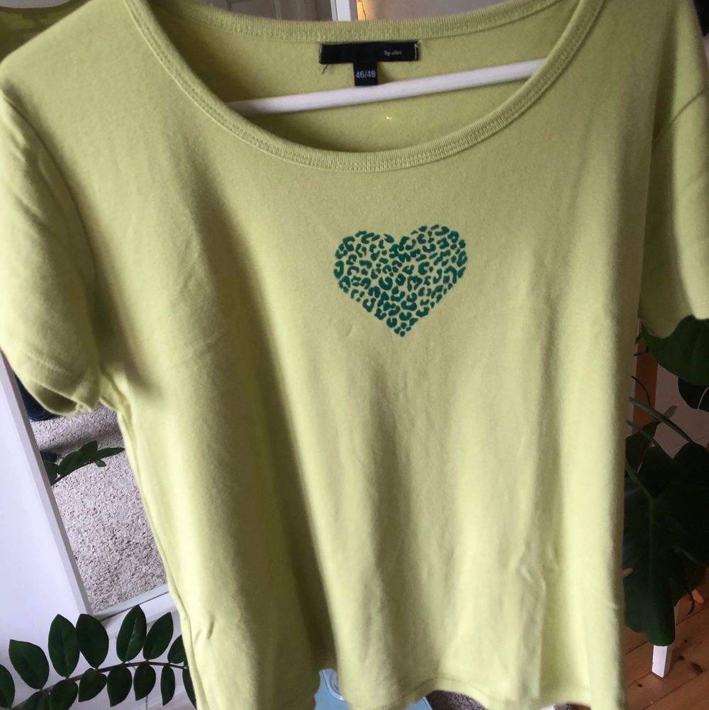 En ljusgrön (se bild 2) tshirt med ett mörkgrönt tryck. Skriv för fler bilder eller vid frågor!!. T-shirts.