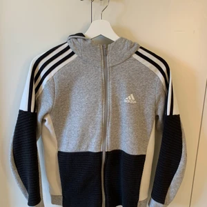 Adidas zip hoodie - Adidas tjocktröja med dragkedja. Det är ifrån barn avdelningen på stadium men passar mig som är en XS. 