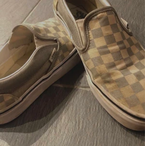 Silver/grå äkta Vans skor  - Vans skor, köpts för 600 kr på zalando. Storlek 38. Använda ett fåtal gånger då dom inte passar mig. Bra skick, lite smutsigt på sidan som troligtvis går att få bort, inget man tänker på. För övrigt väldigt fina och  sköna skor 
