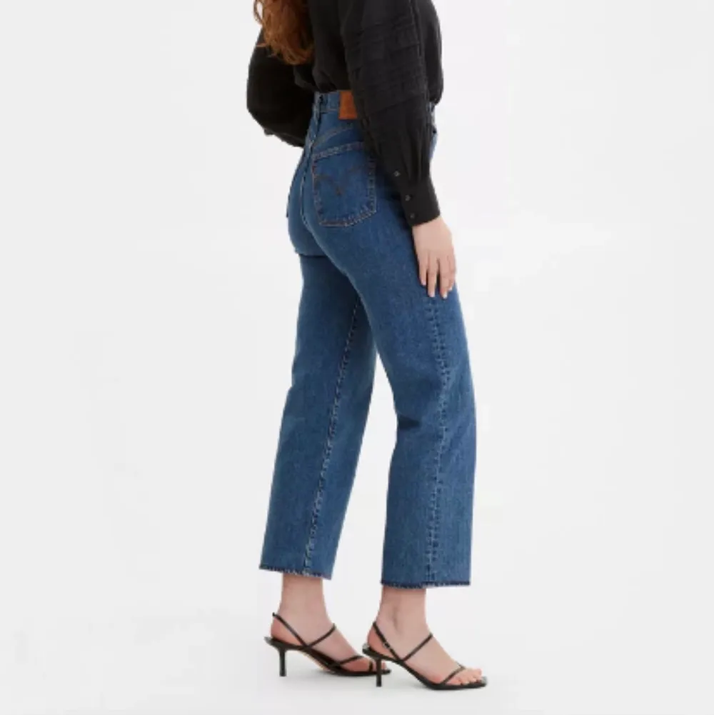 Blå Levi’s jeans i nyskick, max använda 5 gånger. Modellen heter ”ribcage straight” Storlek 24/27. Nypris: 1299 kr mitt pris är 400 kr + frakt. Det är bara att hör av sig för mer info/bilder☺️. Jeans & Byxor.
