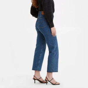 BLÅ LEVI’S JEANS💙 - Blå Levi’s jeans i nyskick, max använda 5 gånger. Modellen heter ”ribcage straight” Storlek 24/27. Nypris: 1299 kr mitt pris är 400 kr + frakt. Det är bara att hör av sig för mer info/bilder☺️