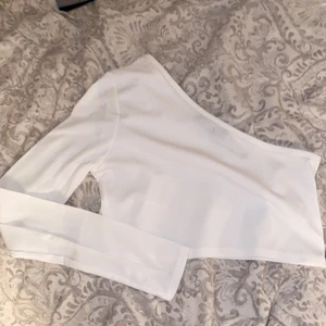 Topp - Snygg topp med en ärm, aldrig använd från BooHoo, köparen står för frakt