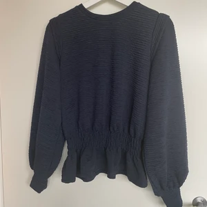 Snygg marinblå tröja - Snygg marinblå tröja i nyskick, använd vid 2 tillfällen. 