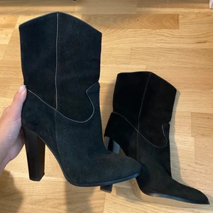 Cowboy boots - Oanvända jättesnygga cowboy boots/klackar från märket Whyred i äkta mocka. Pris kan diskuteras vid snabb affär 