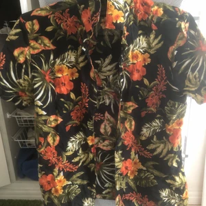 Zara man skjorta  - Blommig t-shirtskjorta