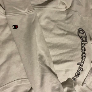 Champion hoodie  - Champion hoodie strl L men den sitter som M det finns ett litet hål vid fickan men den är lätt att laga 