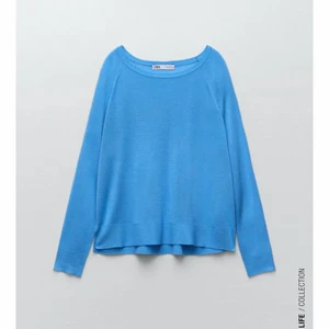 stickad tröja från zara - HELT NY! stickad baströja från zara i storlek S! lappar finns kvar ⚡️⚡️⚡️⚡️ jätte snygg blå färg. den är finstickad/tunnstickad